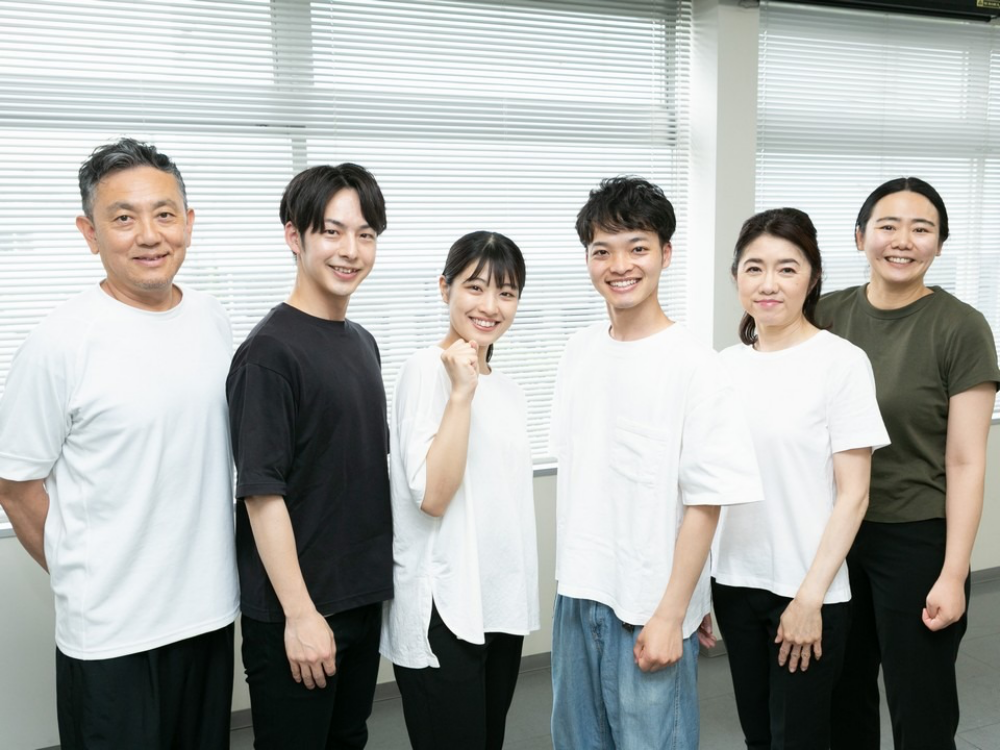 倉庫バイトで働く仲間