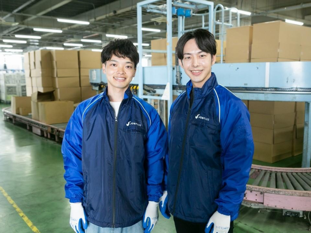 倉庫バイトで働く仲間